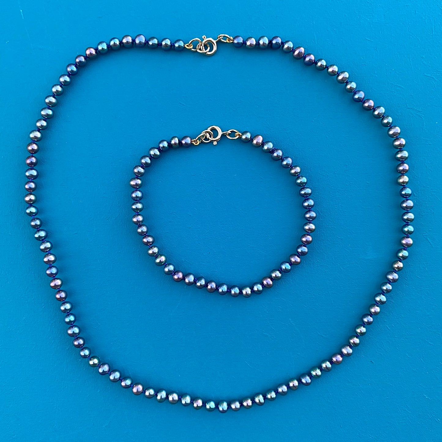 Peacock blue-grey pearl set